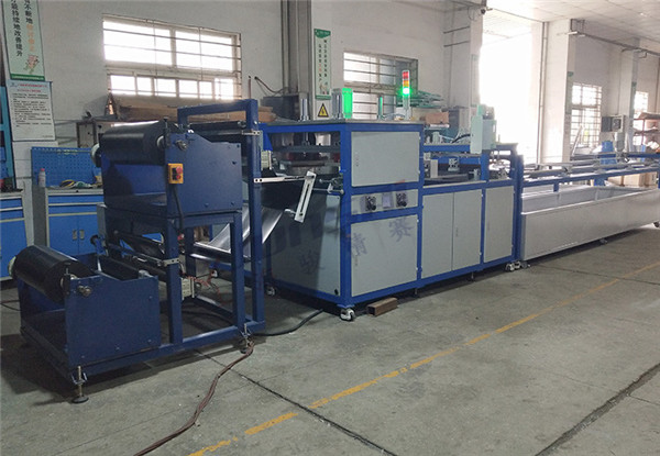 地熱膜全自動<a href=http://www.zhangchaohua.cn/ target=_blank class=infotextkey>熱合機</a>